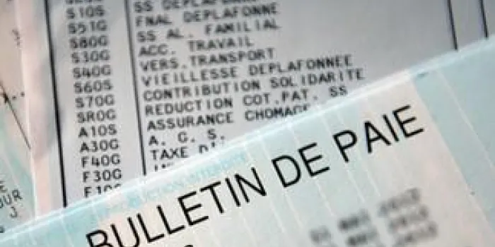 photo prise le 22 juin 2012 à lille de bulletins de paie matignon a évoqué, ce jour auprès de l'afp une hausse raisonnable du smic, sans confirmer ni infirmer un coup de pouce de 2 mentionné par les echos afp photo philippe huguen