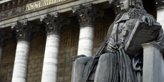 une photo prise le 16 novembre 2010 à paris montre une statue représentant henri françois d'aguesseau (1668-1751) sur le frontispice du palais bourbon où se situe l'assemblée nationale française afp photo joel saget