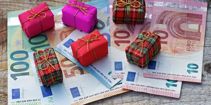 how much euro is spent on christmas presents? christmas gifts cost money
