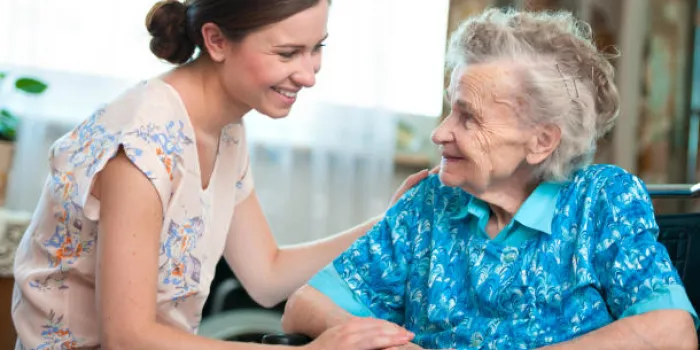 femme senior avec son soignant à la maison