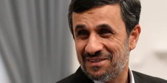 le président iranien mahmoud ahmadinejad sourit lors d'une rencontre avec nechirvan barzani, premier ministre du gouvernement régional irakien du kurdistan (non vu) à téhéran le 12 novembre 2012 afp photo atta kenare