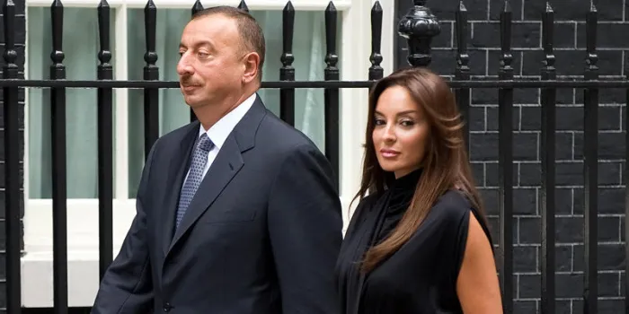 président ilham aliev (l) et son épouse mehriban aliev arrive dans la rue avant avalant une rencontre avec le premier ministre britannique gordon brown à londres central, le 13 juillet 2009 afp photo leon neal photo afp leon neal