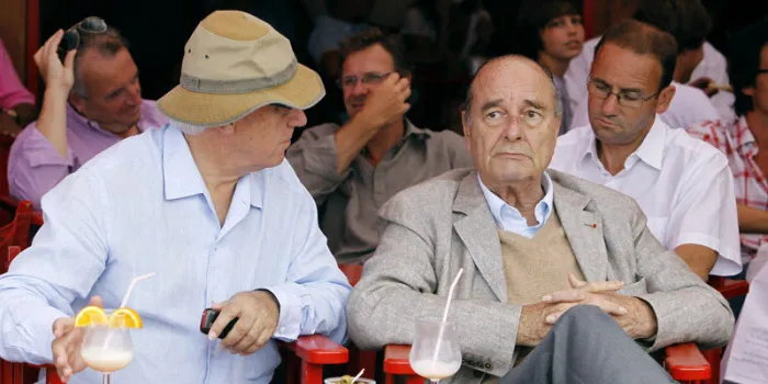l'ancien président de la république française, jacques chirac, assis à une table à l'extérieur du célèbre café le bien de la côte d'azur searesort de saint-tropez le 14 août 2011 afp photo sebastien nogier