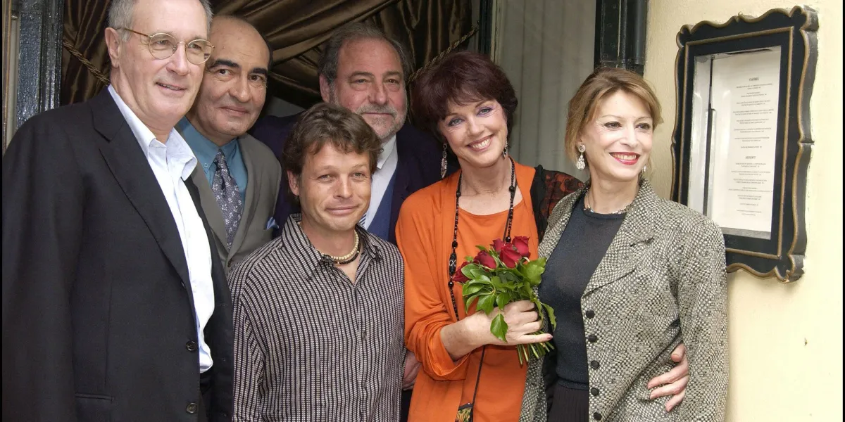 © serge arnal abaca 44998-6 paris-france, 24 04 2003 bernard le coq, philippe khorsand, cris campion et anny duperey assistent au déjeuner au restaurant lasserre pour le baptême de la rose perganson