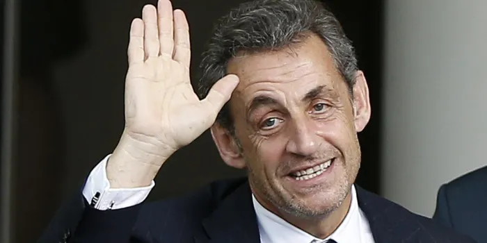 l'ancien président français nicolas sarkozy salue alors qu'il quitte l'hôtel fairmont après avoir donné une conférence privée le 18 juin 2014 à monaco afp photo valery hache