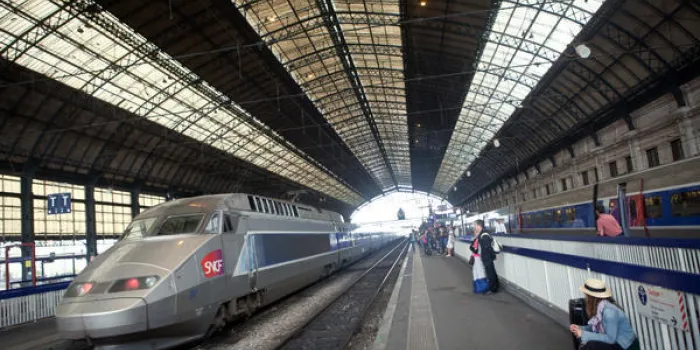 les passagers attendent sur une plate-forme alors qu'un train à grande vitesse tgv arrive à la gare de saint-jean à bordeaux, le 9 juillet