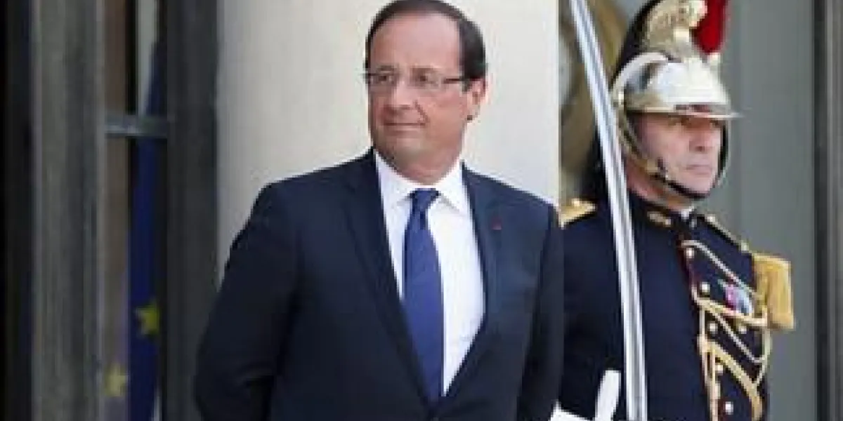 le président français attend l'francois hollande émir du qatar, cheikh hamad ben khalifa al-thani, avant une réunion sur les crises au syrian palais de l'elysée à paris, le 22 août, 2012 kenzo tribouillard photo afp