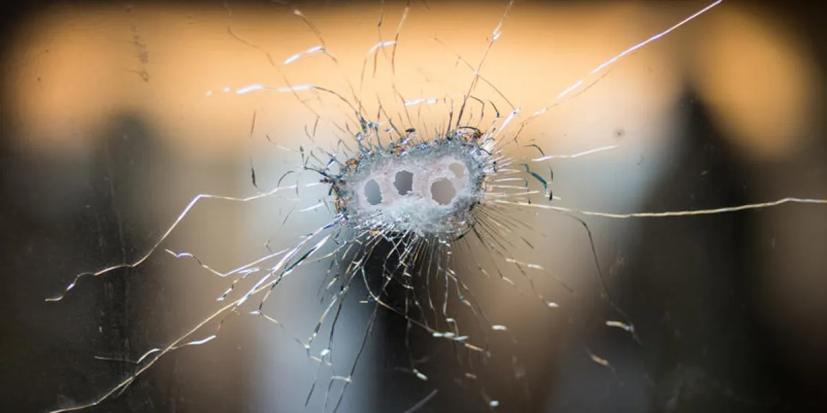 trous de balle d'un fusil kalashnikov dans le pare-brise avant