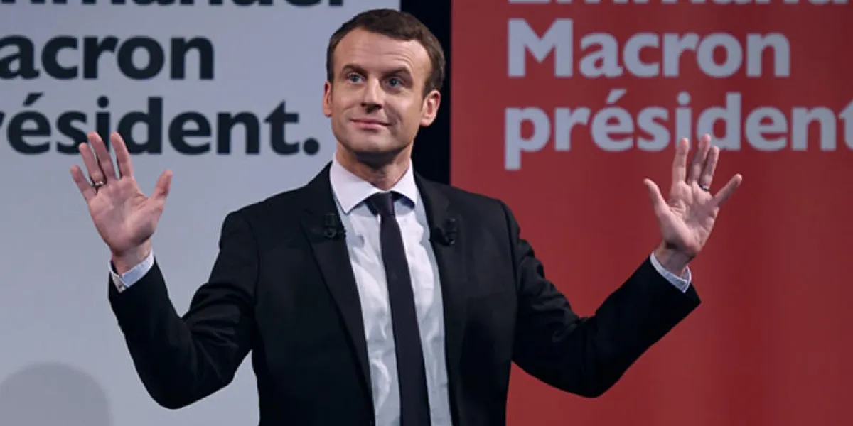gestes d'emmanuel macron lors d'un événement organisé par le collectif elles marchent, lors de la journée internationale de la femme le 8 mars 2017, à paris afp photo eric feferberg
