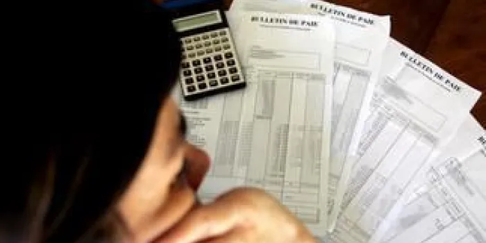 ©photopqr la depeche du midi marc salvet - cahors le 23 06 2008 - jeune femme et sa feuille de paie pouvoir d achat argent remuneration