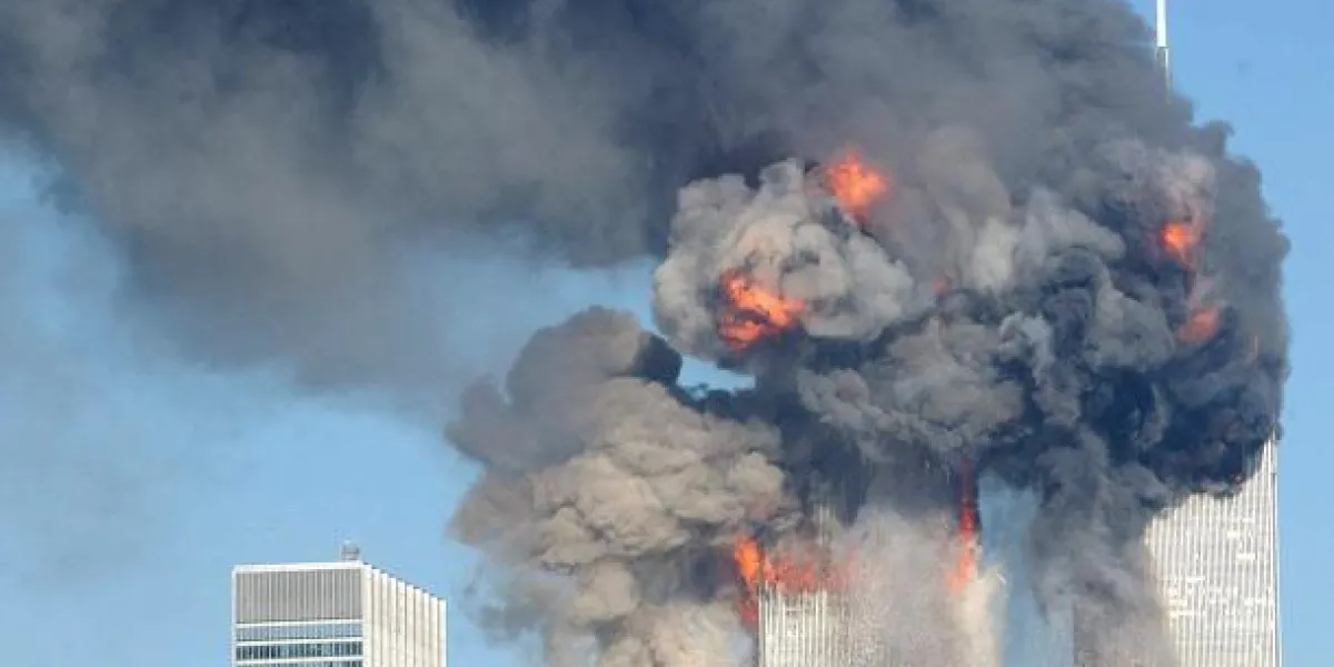 394261 15 une explosion de feu secoue le centre du commerce mondial après avoir été touché par deux avions 11 septembre 2001 à new york spencer platt getty images afp