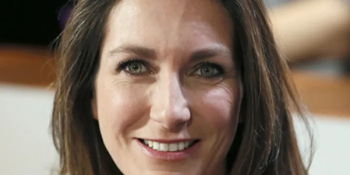 la journaliste française anne-claire coudray pose devant l'émission littéraire française au champ de la nuit le 6 décembre 2012 dans le pré-saint-gervais afp photo patrick kovarik