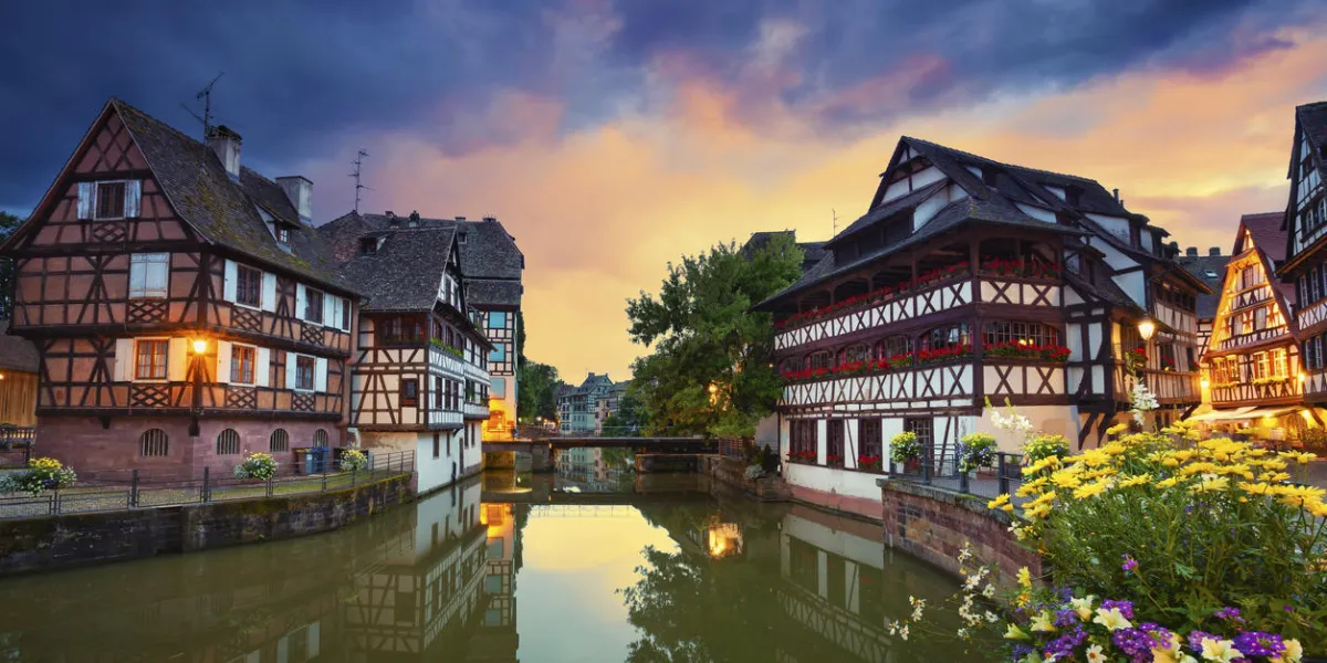 image de la vieille ville de strasbourg pendant le coucher du soleil dramatique