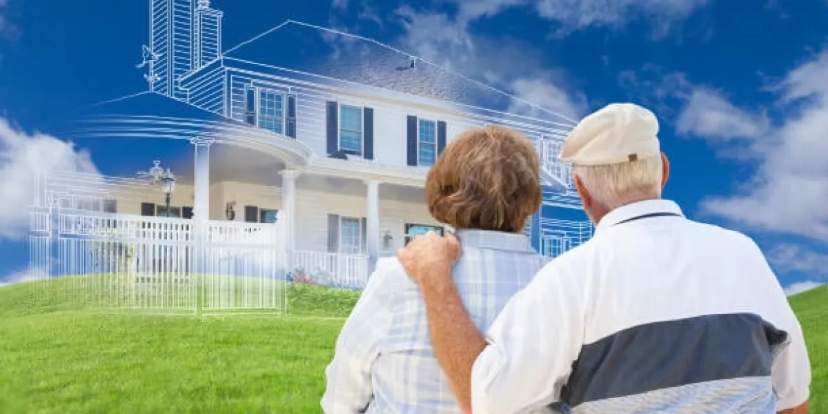 couple de personnes âgées fait face dessin de maison fantôme, photo partielle et rouler des collines vertes derrière