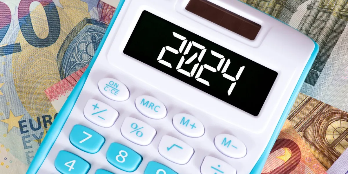 euro geldscheine, taschenrechner und die finanzen im jahr