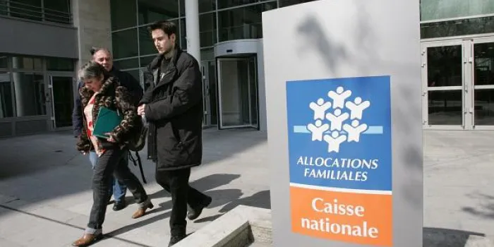 des personnes quittent le siège parisien de la caisse nationale des allocations familiales (cnaf), le 27 mars 2007 afp photo jack guez