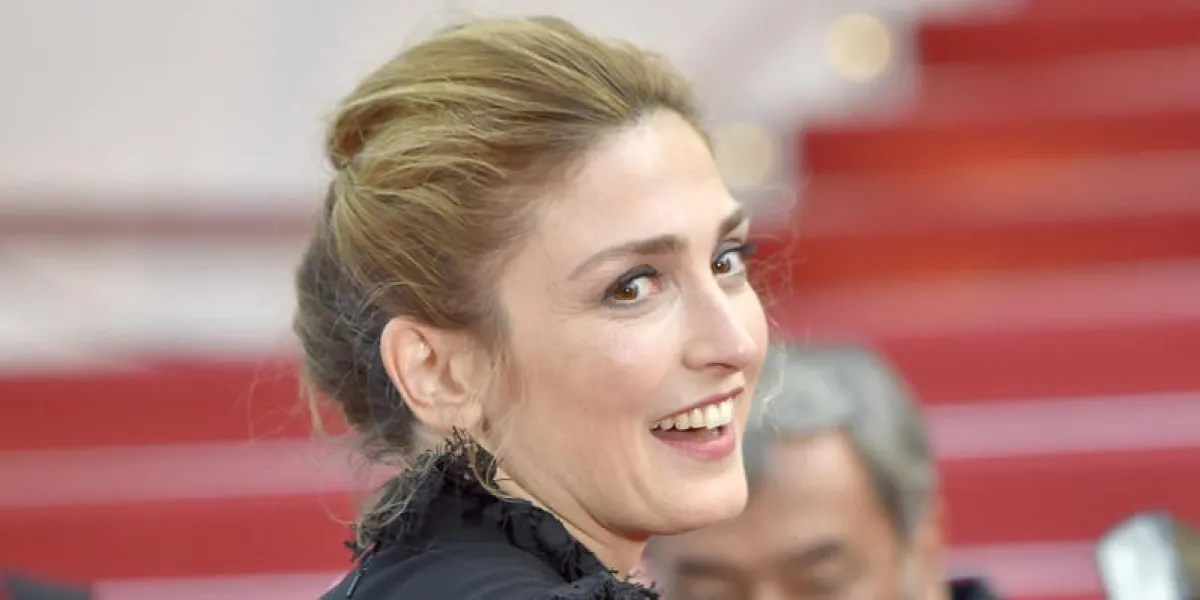 l'actrice française julie gayet arrive le 18 mai 2016 pour la projection du film l'inconnue (la fille inconnue) au 69e festival du film cannes à cannes, sud de la france afp photo loic venance