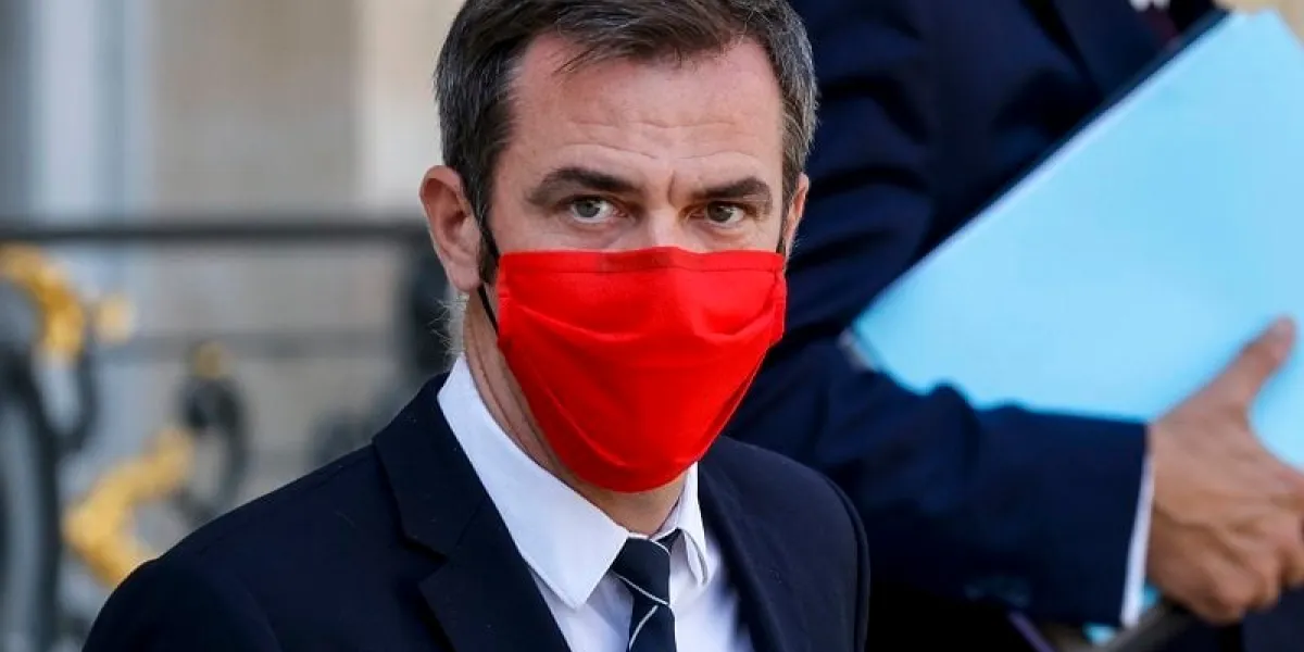 french health minister olivier veran, wearing a face mask, leaves after the weekly cabinet meeting at the elysee palace in paris, on september 16, 2020 (photo by ludovic marin   afp)