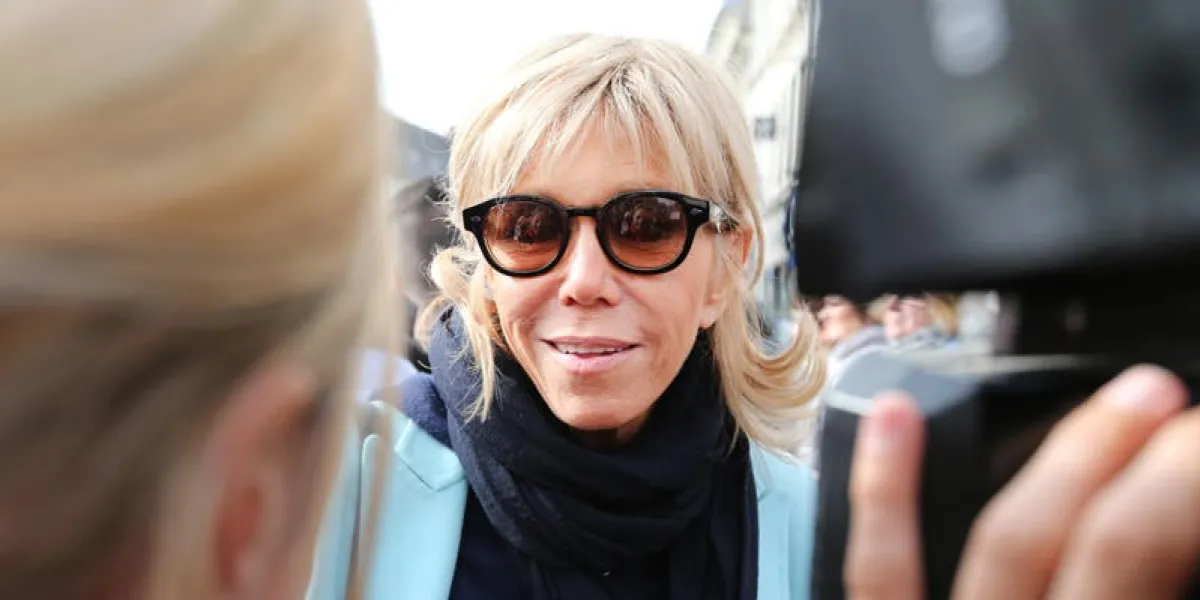 français candidat à l'élection présidentielle pour le mouvement de la femme marche emmanuel macron brigitte trogneux parle à la presse lors d'une visite à reims, nord de la france, le 17 mars, 2017. afp photo nascimbeni françois