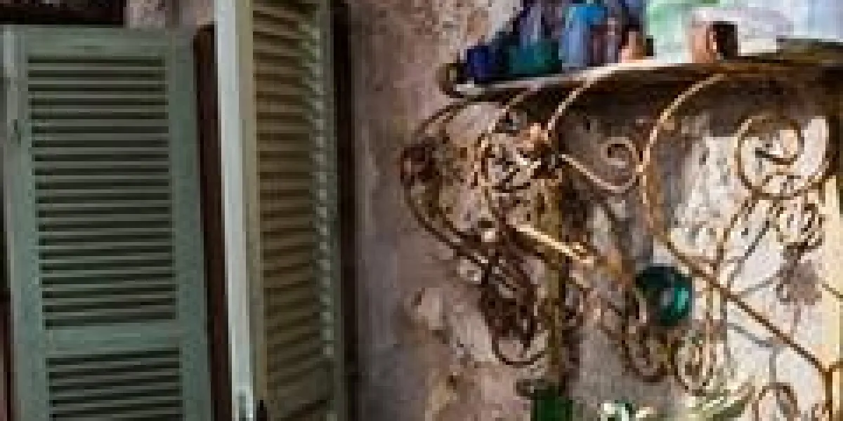 table et étagère avec pichets et verrerie