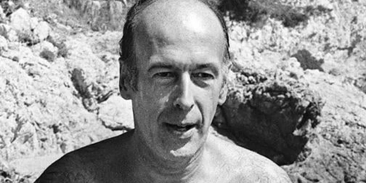 photo du président de la république française, valéry giscard d'estaing, en maillot de bain, lors de ses vacances à saint-jean-cap-ferrat, en août