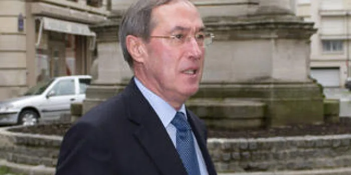 l'ancien ministre de l'intérieur français claude gueant arrive pour assister à un petit déjeuner rassemblant les membres de l'association les amis de nicolas sarkozy, le 9 octobre 2012 à paris afp photo lionel bonaventure