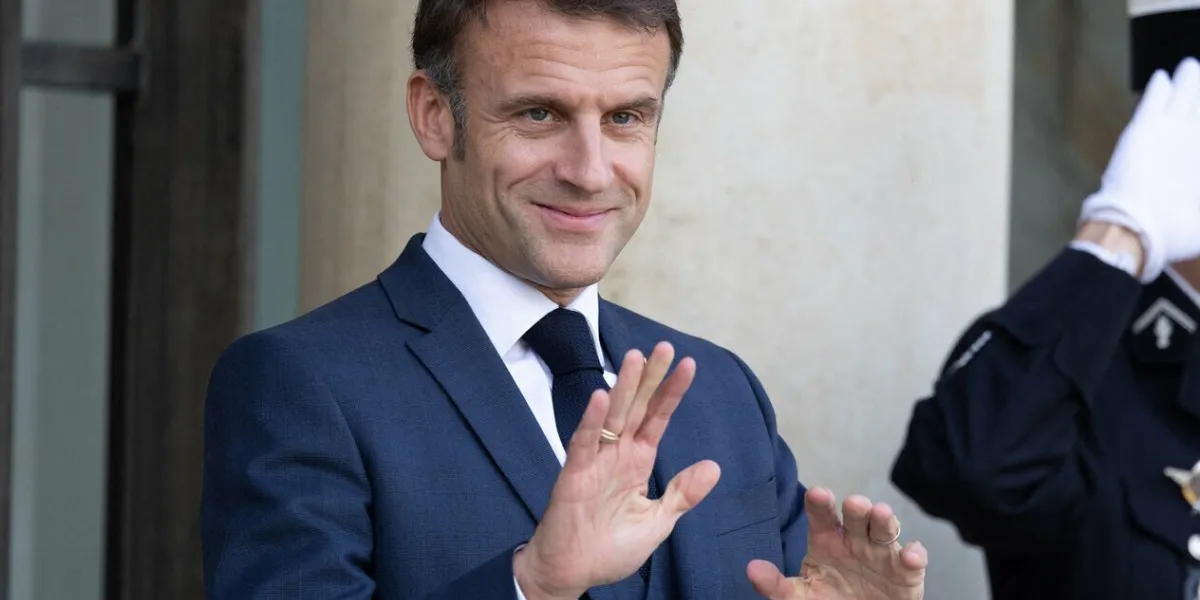 le président français emmanuel macron attend d'accueillir la présidente du parlement européen au palais présidentiel de l'Élysée, à paris, le 31 octobre 2023 photo par raphael lafargue abacapresscom