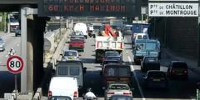 © photopqr le parisien cédric lecocqparis, france, le 04 08 2003 boulevard périphérique, illustration de la contamination à paris