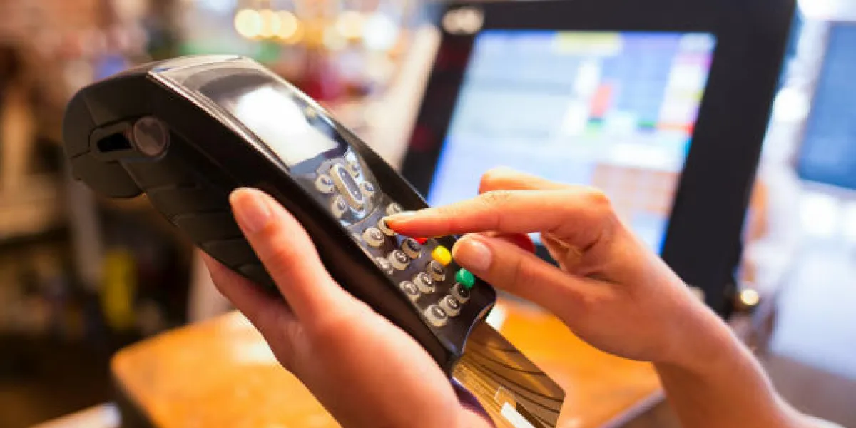 magasin de gros plan de paiement féminin électronique lecteur carte plastique