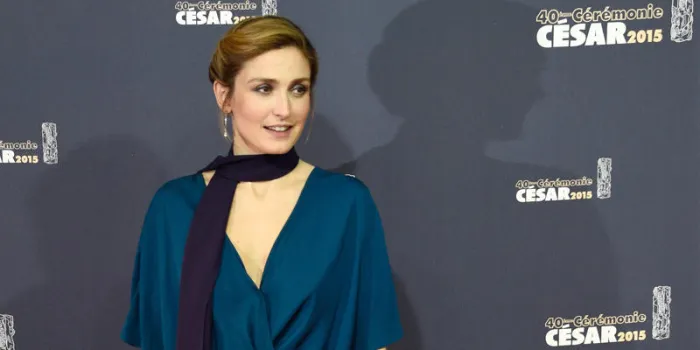 l'actrice française julie gayet pose pour la 40ème édition de la cérémonie de remise des prix de la césar le 20 février 2015 au théâtre du chatelet à paris afp photo martin bureau afp photo martin bureau