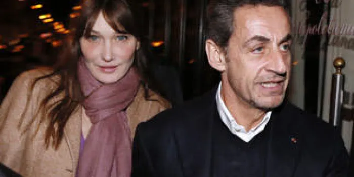 l'ancien président français nicolas sarkozy arrive au restaurant rebelatto avec sa femme carla bruni sarkozy pour un dîner en famille et fêtera ses 58 ans, le 28 janvier 2013 afp photo kenzo tribouillard