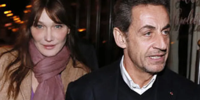 l'ancien président français nicolas sarkozy arrive au restaurant rebelatto avec sa femme carla bruni sarkozy pour un dîner en famille et fêtera ses 58 ans, le 28 janvier 2013 afp photo kenzo tribouillard