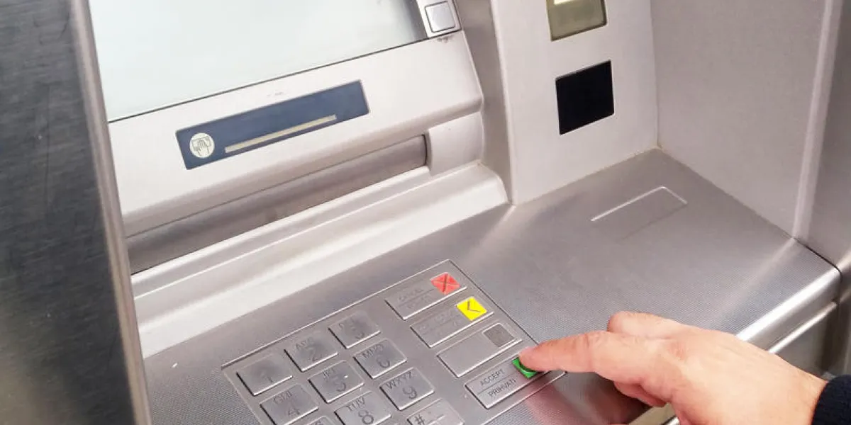 gros plan, de, main, entrer, pin, passe, code, sur, atm, banque, machine, clavier