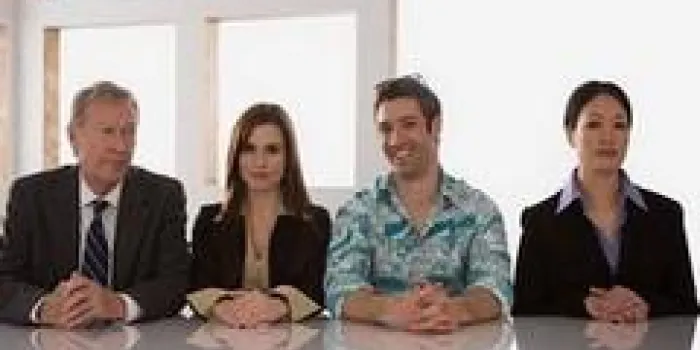 homme unique avec des gens d'affaires