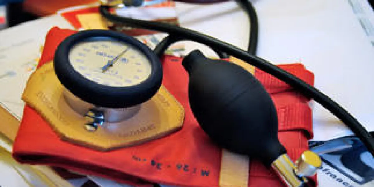 une photo en gros plan montre un tensiomètre le 25 septembre 2012 à godewaersvelde, dans le nord de la france, lors d'un examen médical afp photo philippe huguen