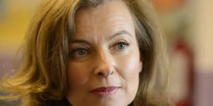première dame française valerie trierweiler parle avec des élèves dans une salle de classe lors de sa visite à l'école française de chicago, illinois le 21 mai 2012 afp photo eric feferberg