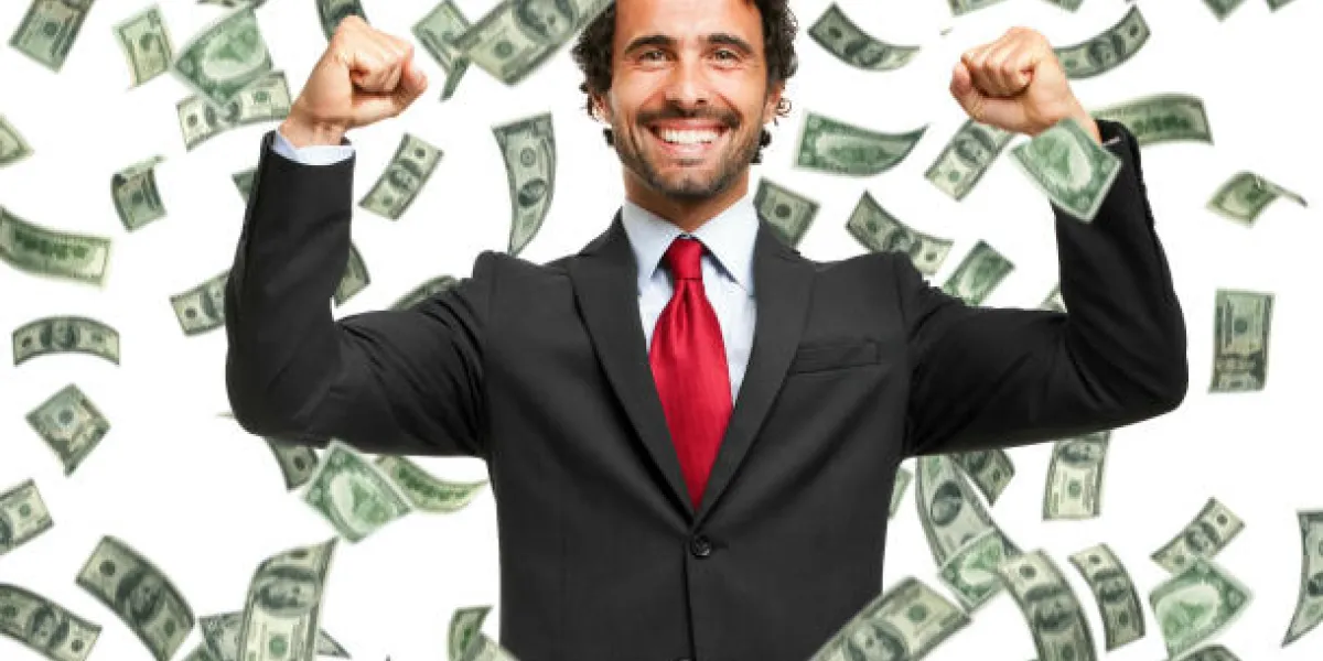 homme heureux, appréciant la pluie d'argent