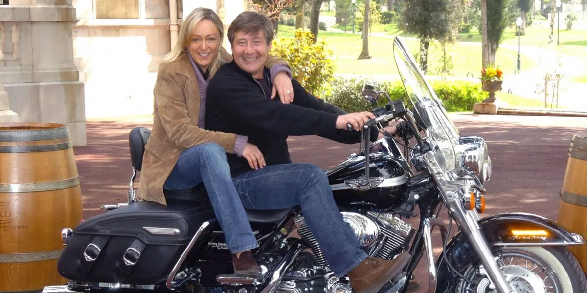 le présentateur de télévision français patrick sabatier et son épouse isabelle assistent au 22ème festival du thriller de cognac à cognac le 9 avril 2004 photo par serge arnal abaca