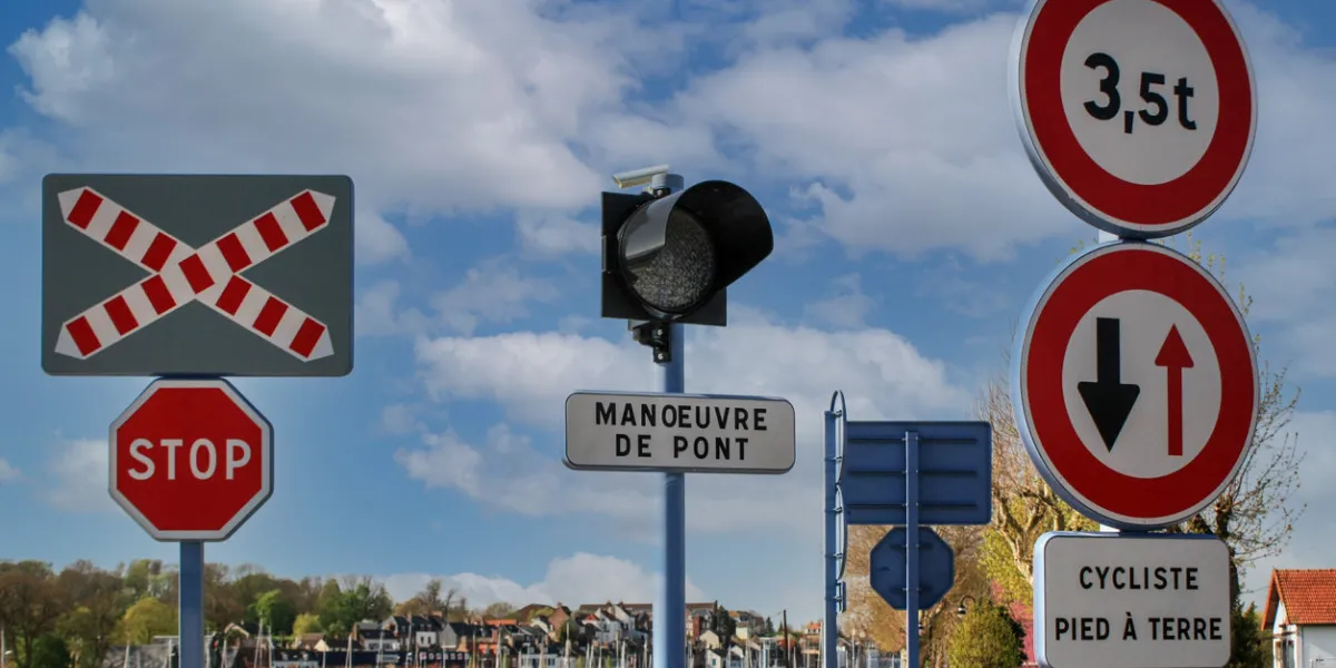large number of prevention signs on the path along the canal de la somme picardie hauts-de-france, au 18 135, 200 iso, f 10, 1 160 second