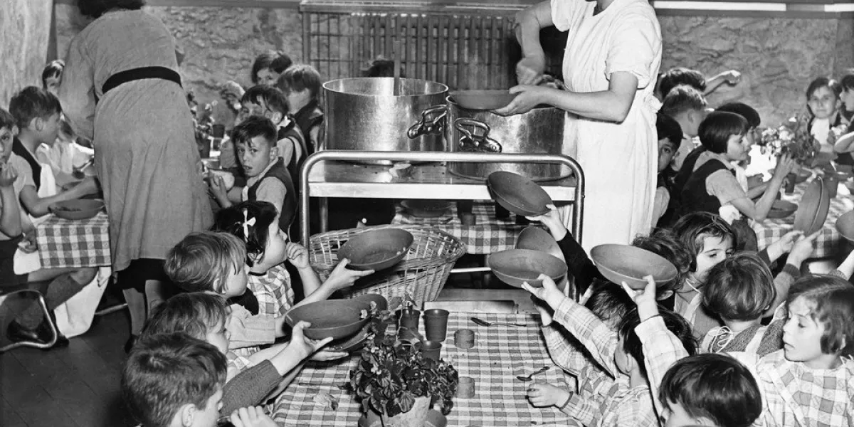 a lunch lady serves meals to pupils in a canteen of a french school on january 18, 1965 in suresnes, suburb paris afp photo (photo by afp)