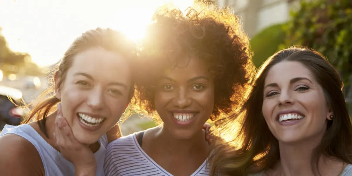 portrait de trois jeunes amies adultes dans la rue