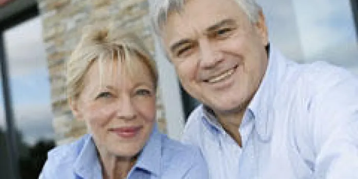 gai, couple aîné, regarder appareil-photo