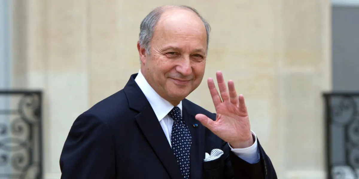 le ministre des affaires etrangères français laurent fabius salue alors qu'il quitte le palais présidentiel d'elysée après avoir assisté à la réunion hebdomadaire du cabinet à paris le 1er août 2012 afp photo bertrand langlois