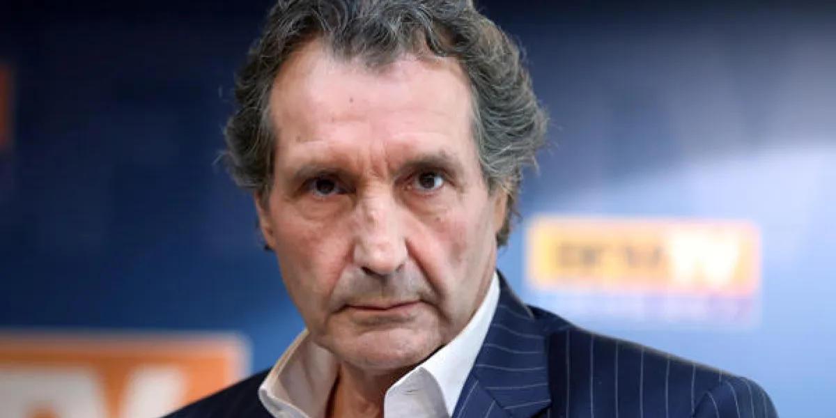 jean-jacques bourdin, animateur de télévision et journaliste français, se penche sur le programme de l'année 2013 2014 de la chaîne bfm tv french tv, le 28 août 2013, à paris.