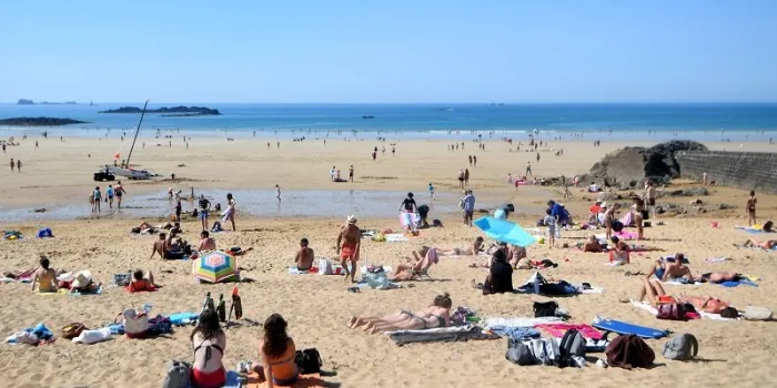 people cool off at the beach during a heatwave in saint-malo, western france on june 24, 2020 (photo by damien meyer   afp)