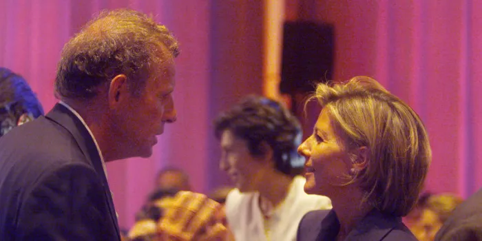les journalistes patrick poivre d'arvor et claire chazal discutent en aparté, le 26 août 1999, lors de la conférence de presse de rentrée de tf1   afp photo   jack guez
