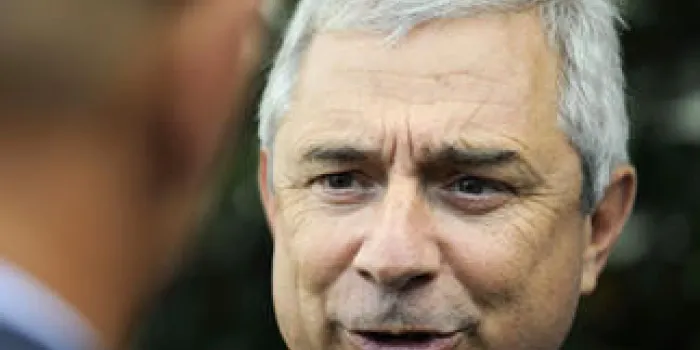 claude bartolone, président socialiste de l'assemblée nationale française, s'entretient avec des personnes lors du congrès europe ecology les verts (eelv) le 18 septembre 2012 à nantes, ouest de la france afp photo jean-sebastien evrard