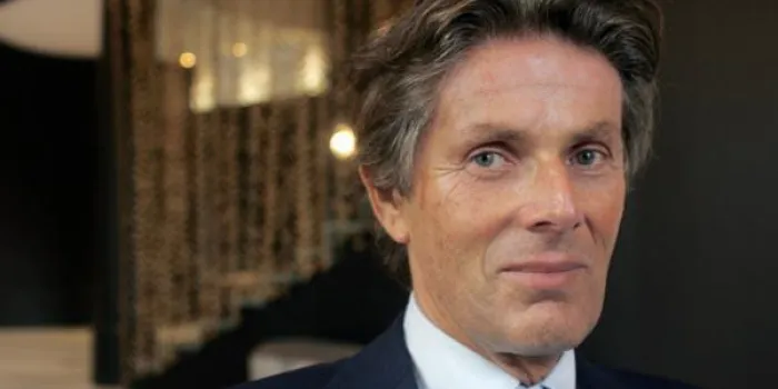 le pdg du groupe lucien barriere, dominique desseigne pose, le 20 octobre 2006 dans le hall du nouveau palace parisien fouquet's qui doit ouvrir ses portes en fin de mois afp photo francois guillot