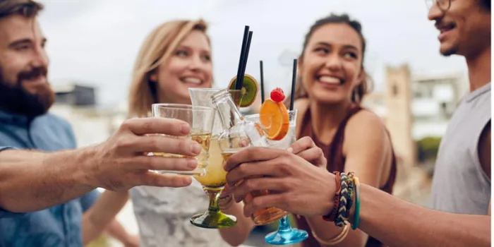 amis s'amuser et boire des cocktails en plein air sur un toit se rassembler groupe d'amis sortir et faire griller des boissons en plein air se concentrer sur les verres