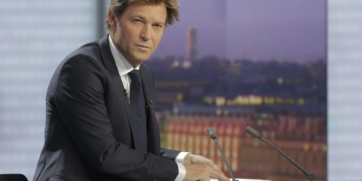 french journalist laurent delahousse prepares before an interview with french prime minister at the evening news broadcast of french tv channel france 2, on november 18, 2018, in a france 2 tv studio set in paris (photo by geoffroy van der hasselt   afp)